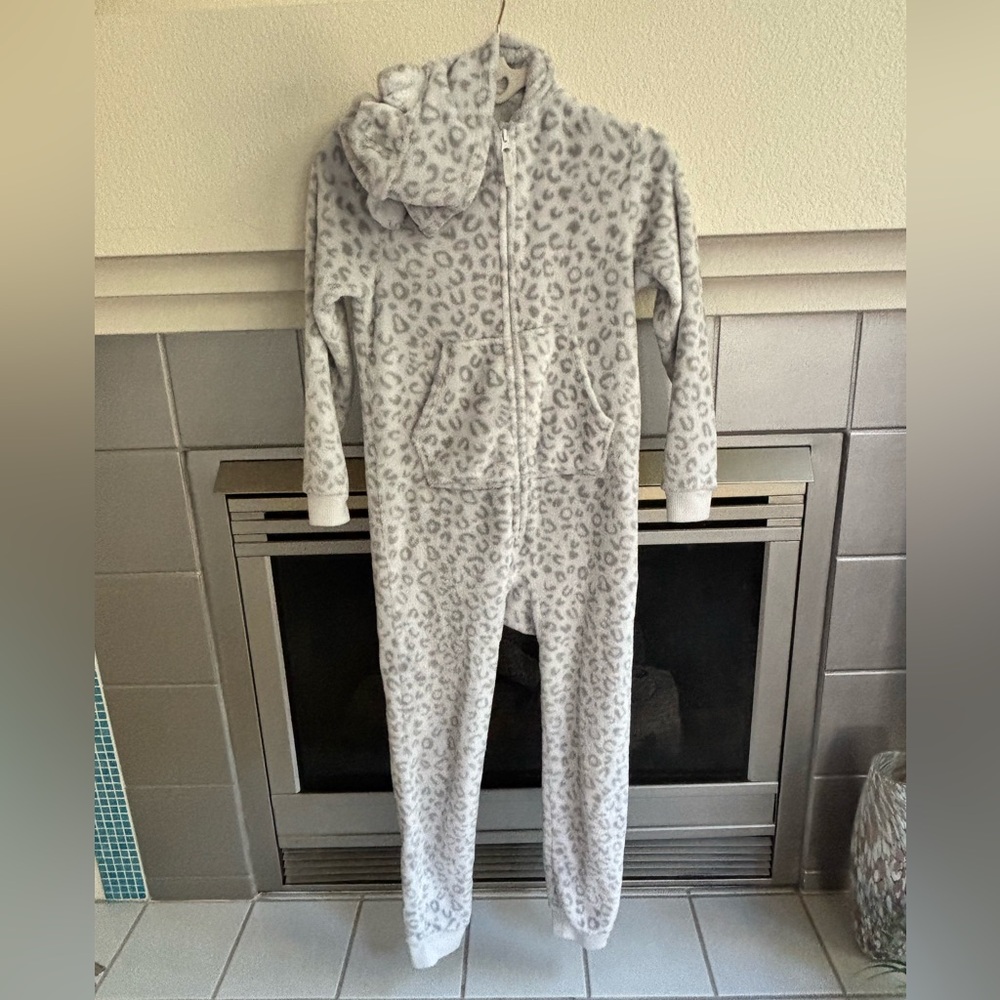 CAT & JACK Light Gray Leopard Print Hooded Kids Footie LARGE (10/12)